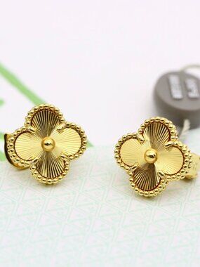 Van Cleef & Arpels Gold Earrings ✨